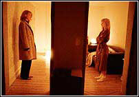 Los personajes est�n continuamente regalando cosas para intentar comprar un cari�o sobre el que no tienen ninguna certeza.