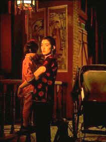 De todas las pelculas de Yimou, probablemente "Vivir" es en la que juega ms abiertamente con distintos gneros y estilos.