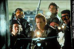 La brutalidad y el sadismo de Jack Crow en "Vampiros" hace pensar que sus cazavampiros no se diferencian mucho de sus v�ctimas, una idea que remite a la m�tica "Grupo salvaje"