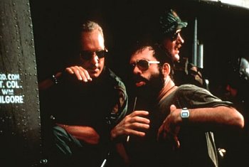 Coppola dirigiendo a Robert Duvall en una de las escenas ms recordadas del filme: la cabalgata de las valkirias