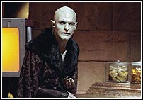 La aparicin de una nueva raza de Super-Vampiros malsimos hace que vampiros y caza-vampiros se alen contra el nuevo enemigo: el colmo de la originalidad.