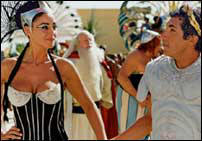 Monica Bellucci aporta exactamente lo que se le pide: su cuerpo y su sonrisa.