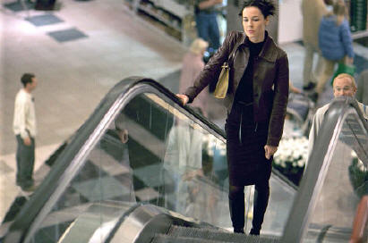 Algunas de sus ideas visuales resultan brillantes... aunque otras, como la escena de la escalera mec�nica, est�n basadas en t�tulos anteriores.