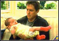 Hugh Grant, un soltern empedernido al que le van a colocar una familia entera: no es algo nuevo, pero s eficaz.