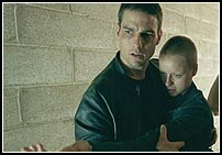 Las im�genes de Tom Cruise en permanente fuga remiten directamente al Harrison Ford de "El fugitivo" y "Blade Runner".