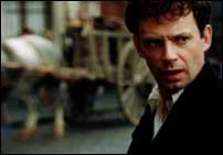 Tavernier propone una original visi�n de un periodo de sobra conocido: la segunda guerra mundial.