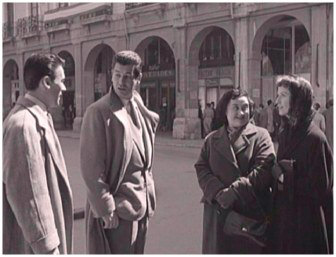 4. Un encuentro casual, paseando por la Calle Mayor, naturalmente, ser el punto de salida para la broma entre Juan e Isabe.