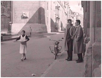 9. Y la Calle Mayor. Siempre la Calle Mayor. Aunque a algunas horas del da puede estar vaca, pero siempre presente, como las campanas de su catedral, en la vida de los provincianos.