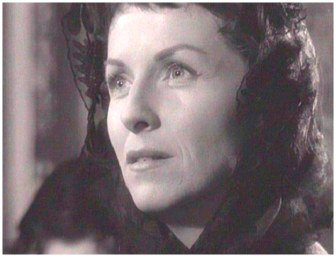 22. Pero ah est Betsy Blair, como siempre exquisita, con su rostro radiante, para robar una vez ms la escena: su mirada dice mucho ms que cualquier otra imagen.