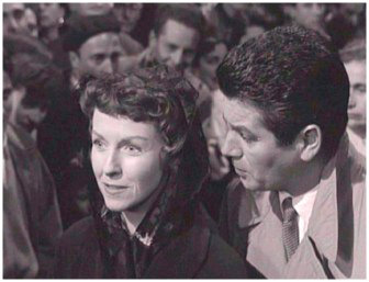 35. Y qu mejor lugar que una procesin para declarar su amor... a fin de cuentas lo que a Isabel le espera es un autntico calvario.