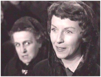 36. Y el rostro de Isabel se ilumina en medio de la procesin. Maravillosa Betsy Blair. (Y atencin a la mirada de la vieja bruja que la acompaa: sin desperdicio, oigan.)