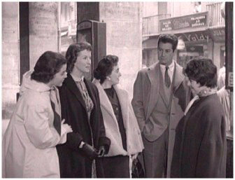 40. Y comienza el ritual, naturalmente en la Calle Mayor: todos acuden a felicitar a la "nueva pareja". Y es que ya se sabe: es muy difcil mantener un secreto en una ciudad "cualquiera" de provincias.