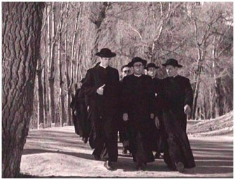 42. Y es que la iglesia es omnipresente en est ciudad. No slo est en la Calle Mayor, sino tambin en los bosques de los alrededores... vigilando por si algn pecador intenta una tropela impropia de una ciudad de provincias.