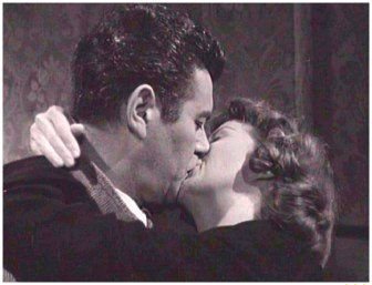 45. Isabel sigue ciega... aunque algo comienza a sospechar cuando Juan nunca le dice que "la quiere". Pero su amor, como todos los amores, es ciego. Y, ante todo, ella lo que necesita es amar.